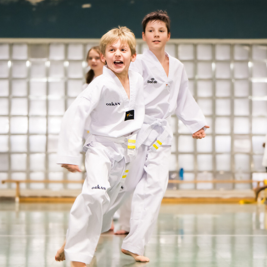 Zwei Kinder beim Taekwondo